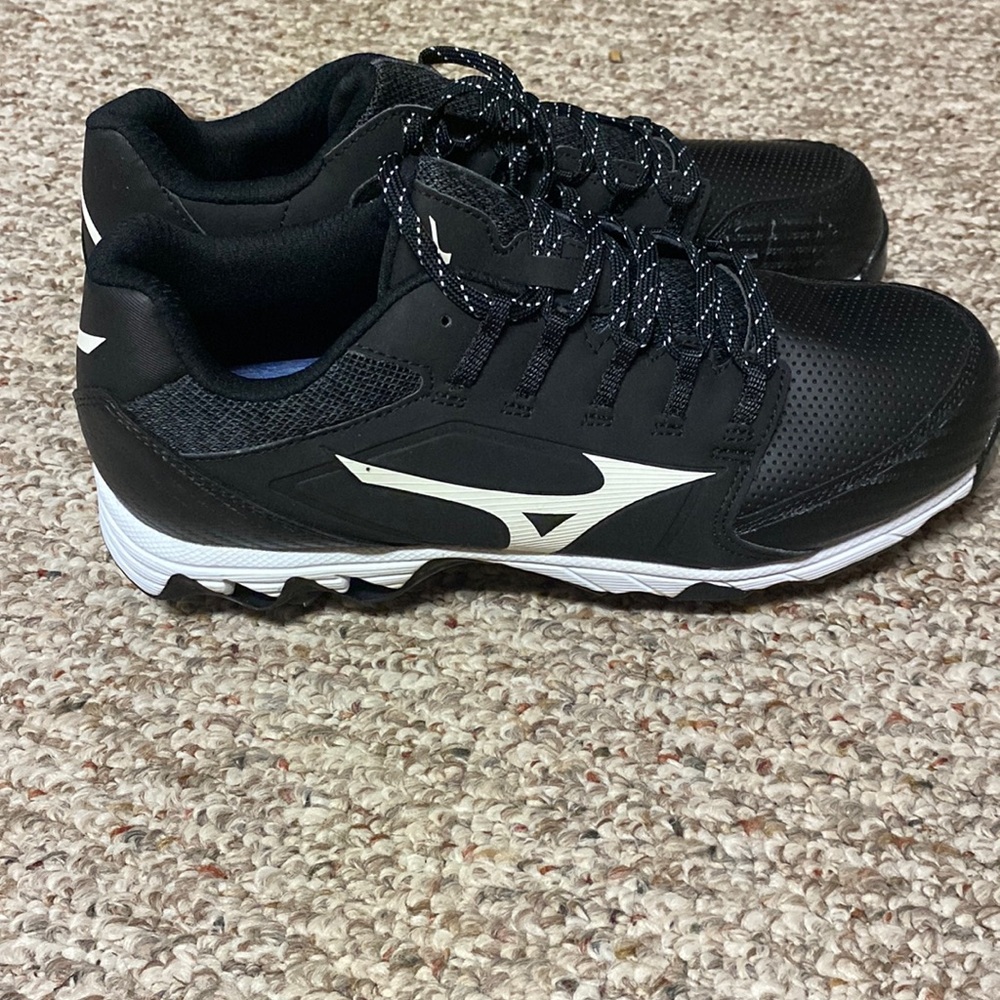 Brand new mizuno baseball cleats